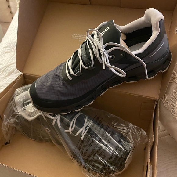 On Running Cloudvista Waterproof women’s athletic shoes size 7.5w - Picture 2 of 5